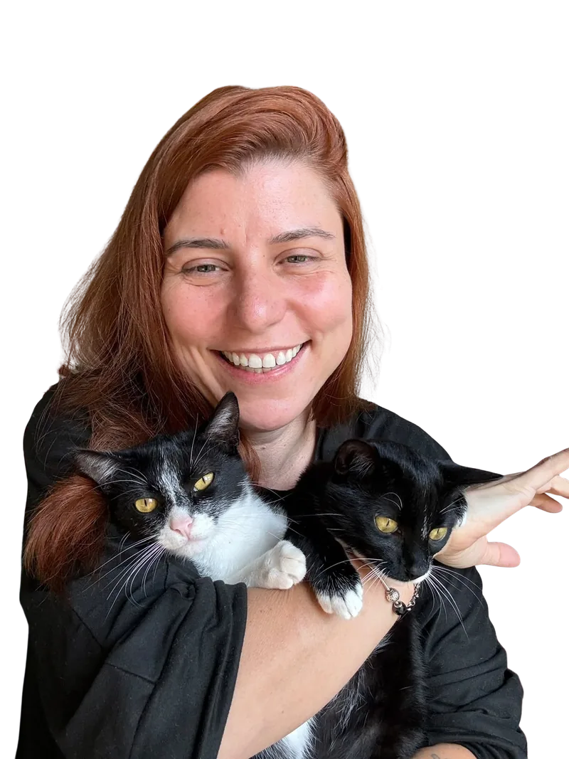Juliana Carrasco com as gatinhas Bell e Hooks no colo